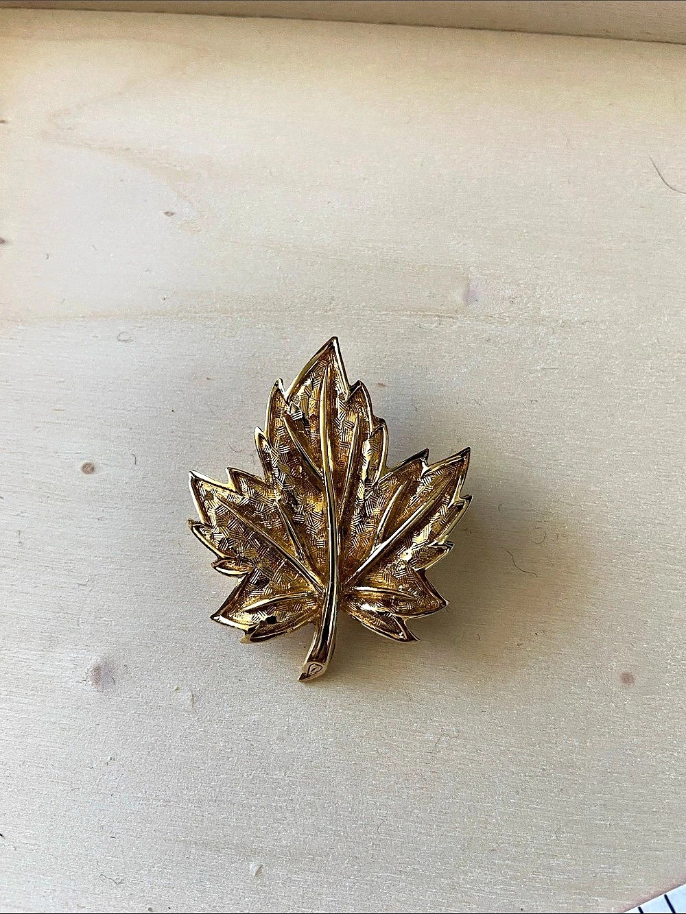 Vintage gold tone Maple leaf brooch signed D’Orlan 9247 1.5 inches